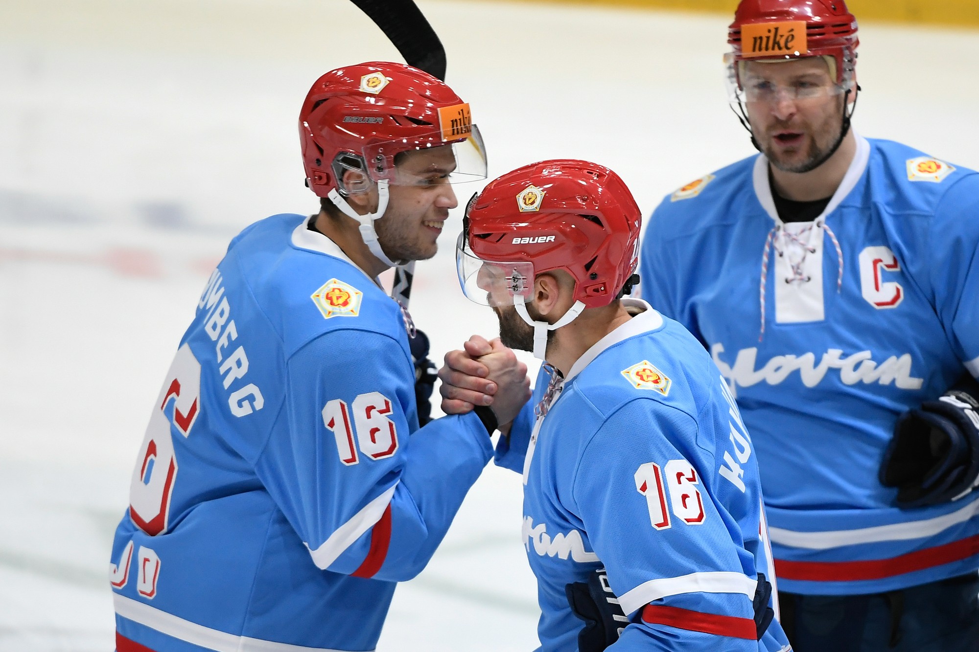 Na snímke uprostred Roman Kukumberg starší a vľavo jeho syn Roman, vpravo Michal Sersen. 