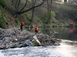 Sześcioro dzieci wpadło do rzeki, dwoje nie żyje