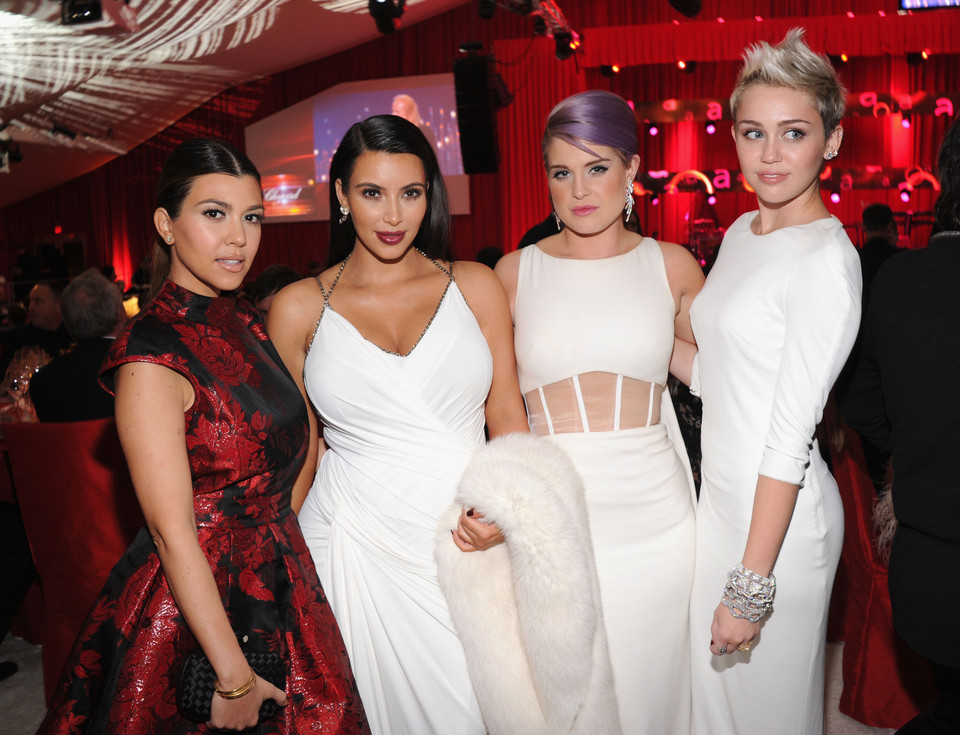 Kourtney Kardashian, Kim Kardashian, Kelly Osbourne i Miley Cyrus na imprezie Eltona Johna