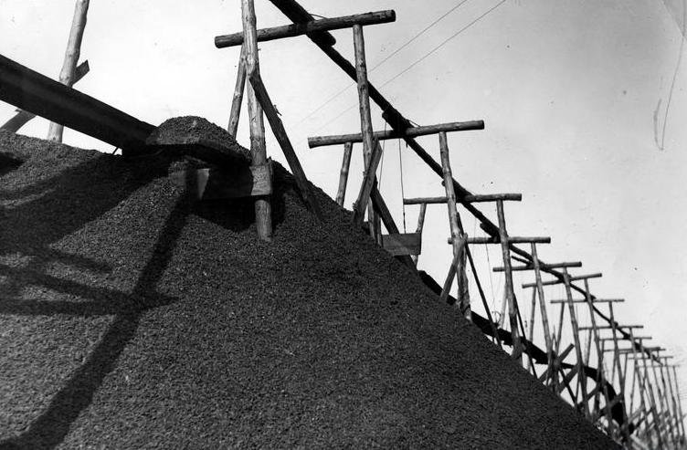 Szczególne znaczenie dla Sowietów miał śląski węgiel. Tylko od 1 kwietnia do 1 czerwca 1945 r. planowali oni wywieźć do ZSRR aż 975 tys. ton czarnego złota.