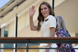 Kejt Midlton zablistala u BELOM KOMPLETU na ženskom finalu Vimbldona: Nosi NAJMODERNIJU SUKNJU koja je hit leta 2025. i izgleda KAO BOGINJA