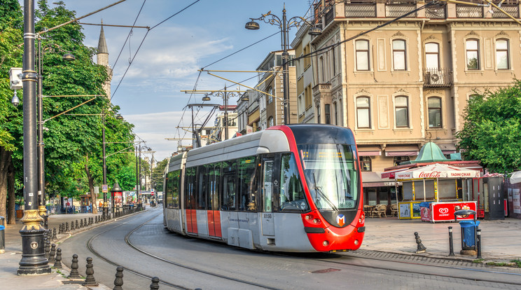 A török sofőr ráhajtott a villamos vonalra, majd tűzoltók segítségével menekített ki / Fotó: Northfoto