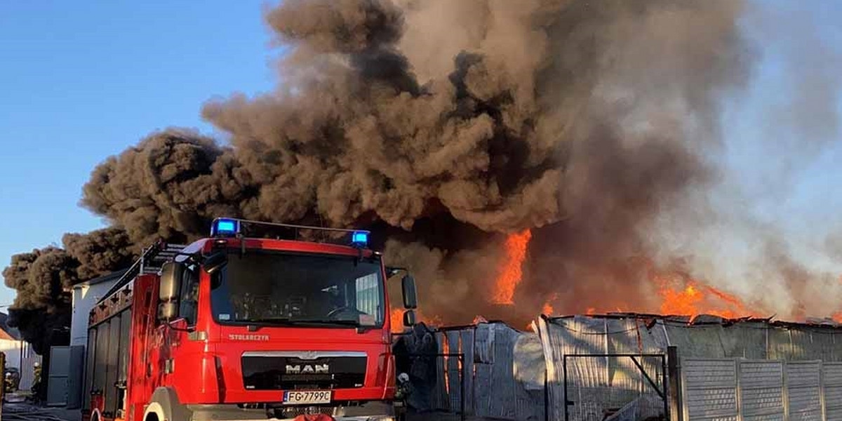 Pożar fabryki mebli gasi 20 jednostek straży pożarnej. 