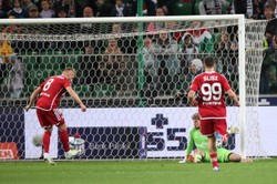 Augustyniak najpierw trafił w słupek, a potem do swojej bramki. Dzięki temu Raków wygrał z Legią [WIDEO]