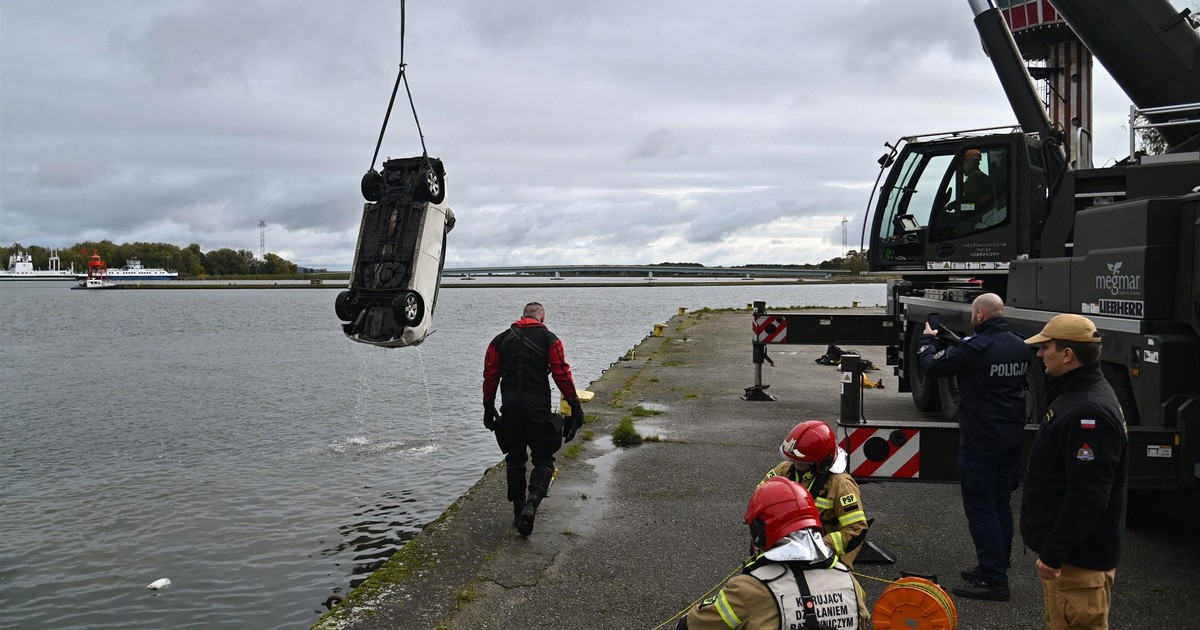 Wyciągnęli samochód z kanału Świny. Kierowca zdołał się wydostać, kobieta była w stanie hipotermii