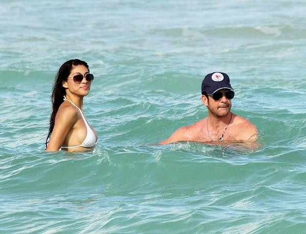 Dylan McDermott z seksowną partnerką na plaży w Miami