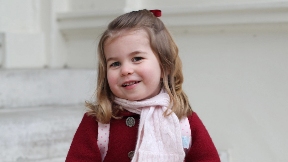 Zdjęcia dwuletniej księżniczki Charlotte, idącej pierwszy raz do przedszkoła, podbiły serca wszystkich Brytyjczyków. Serwis "Daily Mail" postanowił porównać najnowsze zdjęcie Charlotte ze zdjęciem Królowej Matki, kiedy ta była jeszcze malutką dziewczynką. Wyniki tego zestawienia zaskakują – mała księżniczka bardzo przypomina swoją praprababcię.