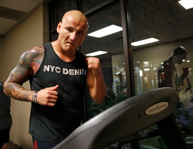 Szpilka sporo schudł przed walką z Mollo. Pokazał 'kaloryfer'