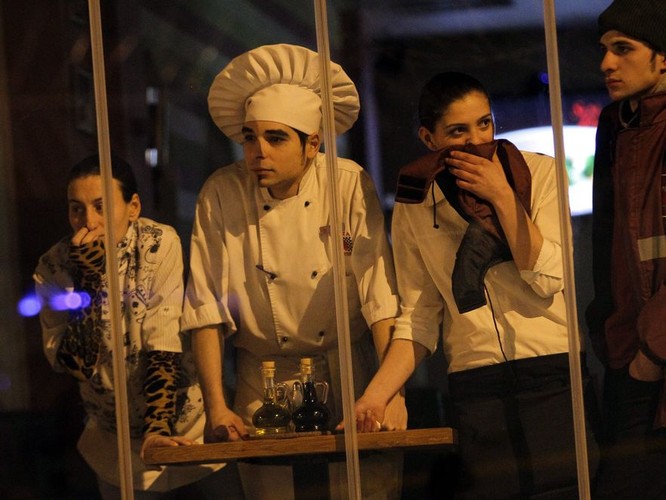 Pracownicy jednej z restauracji z zaniepokojeniem obserwowali to, co działo się na ulicach