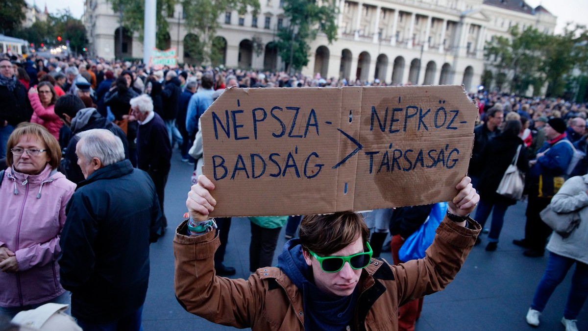 Kilka tysięcy osób wyszło dziś wieczorem na plac Kossutha przed węgierskim parlamentem, by zaprotestować przeciwko zawieszeniu wydawania najważniejszego dziennika opozycyjnego, lewicowo-liberalnego "Nepszabadsag".