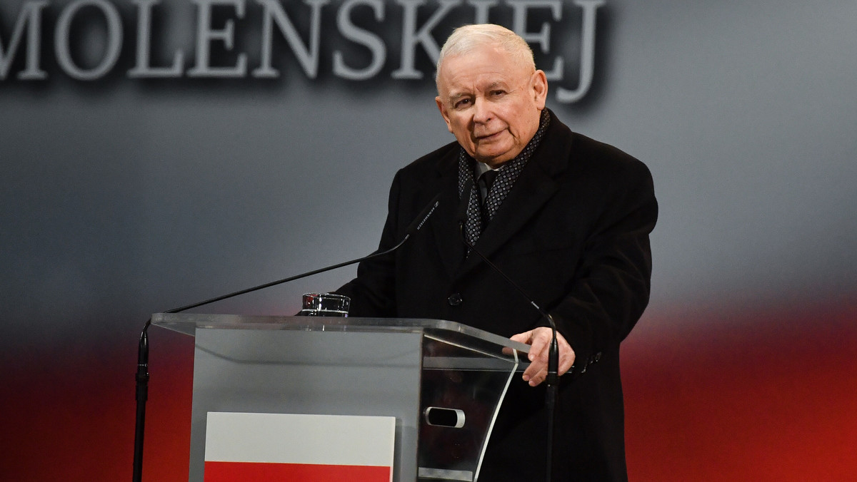 — Chcemy złożyć zawiadomienie do prokuratury o popełnieniu przestępstwa z art. 134 Kodeksu karnego, czyli zamordowania prezydenta, bo takiego śledztwa polskie organy ścigania nie prowadzą. Wierzę, że znajdą się odważni prokuratorzy, którzy poprowadzą tę sprawę — powiedział Jarosław Kaczyński w trakcie przemowy przed Pałacem Prezydenckim w 13. rocznicę katastrofy smoleńskiej.