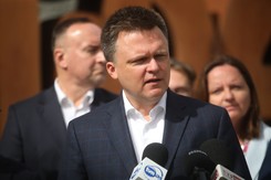 Afera wizowa. Hołownia nie gryzie się w język. 'Minister Rau zachowuje się jak Alicja w krainie czarów'