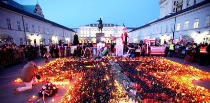 Skandal po obchodach smoleńskich! Wyrzucali palące się znicze