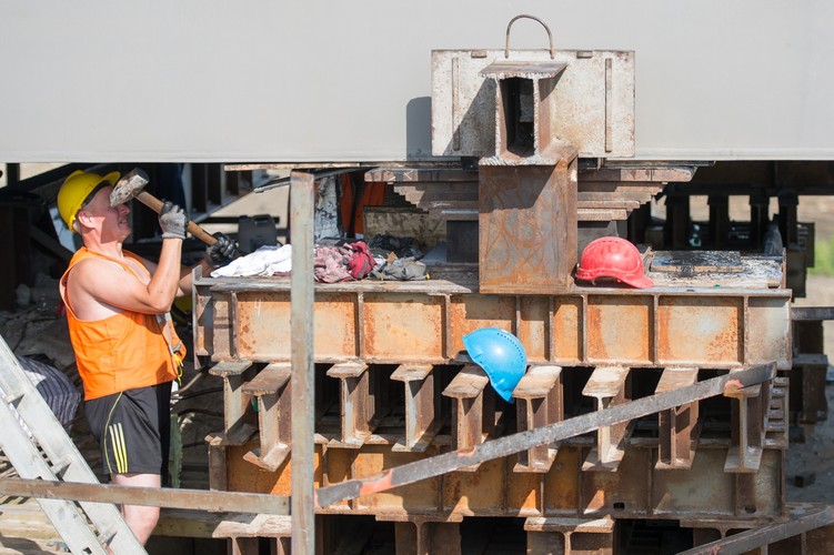 Po zakończeniu modernizacji linii kolejowej E59 pociągi pasażerskie będą mogły jeździć nawet 160km/h, dzięki czemu czas podróży z Wrocławia do granicy województwa skróci się o 20 minut. Składy towarowe będą poruszać się po przebudowanym odcinku z prędkością do 120 km/h.
<br><br> fot. (mk/mr) PAP/Maciej Kulczyński