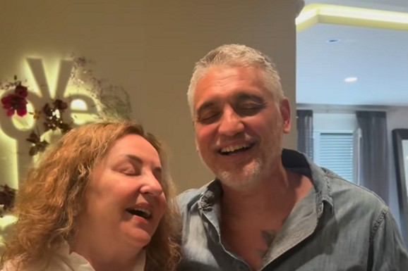 (VIDEO) SLAVLJE U STANU ČEDE JOVANOVIĆA NA NOVOM BEOGRADU Ana Bekuta ga iznenadila, on je ljubi i grli: Upala u stan, Kos snimio sve