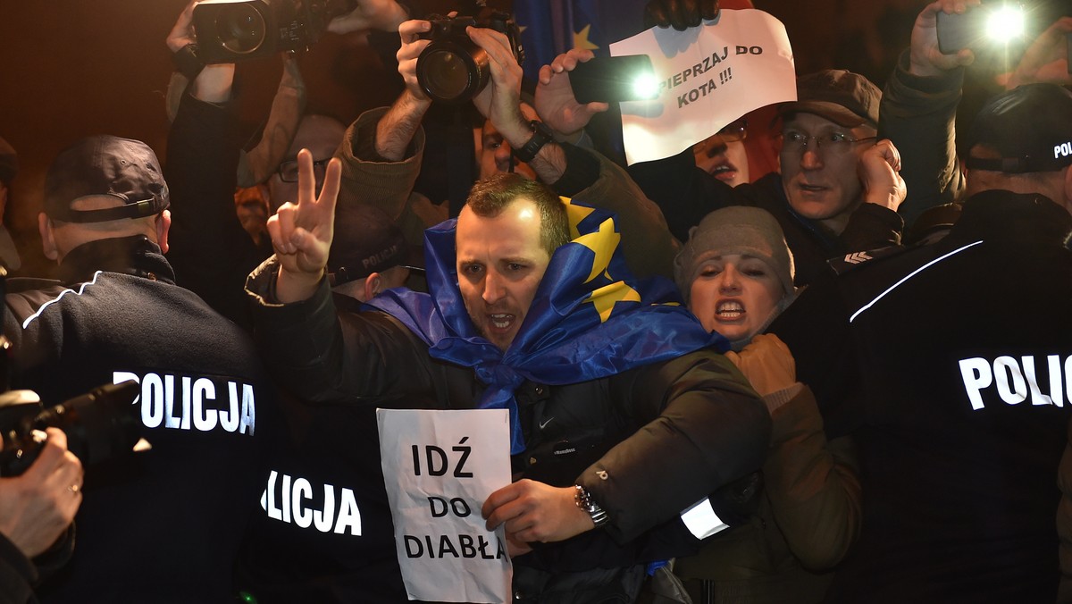 Do krakowskiego sądu wpłynęło zażalenie policji na umorzenie spraw dotyczących blokady Wawelu w grudniu 2016 r. - poinformowała dzisiaj Grażyna Rokita z biura prasowego Sądu Okręgowego. Zdaniem policji, umorzenie jest bezzasadne i powinno być uchylone w całości.