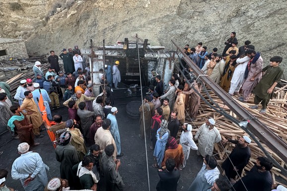 (FOTO) STRAŠNA SMRT POD ZEMLJOM Stravična tragedija u rudniku uglja u Pakistanu: Poginulo na desetine rudara, preživeli i dalje zarobljeni u tunelima
