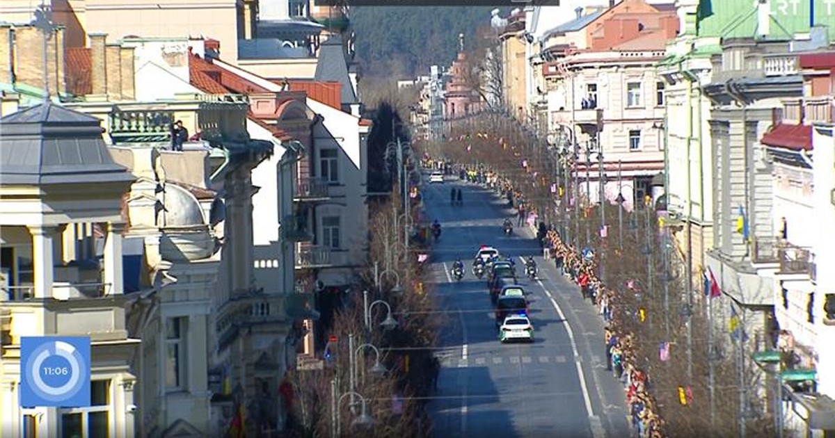 Tragicznie zmarli żołnierze wracają do domu. Na ulicach Wilna tłumy. W oczach łzy