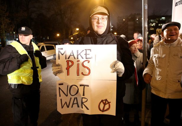 Przepychanki przed Sejmem! Krzyczą: Ręce precz od Trybunału!