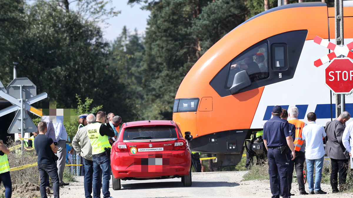 Egzaminator mógł zatrzymać samochód przed przejazdem kolejowym. Radio Zet dotarło do wyników eksperymentu procesowego przeprowadzonego na miejscu wypadku w Szaflarach. Dwa tygodnie temu w trakcie egzaminu na prawo jazdy zginęła tam kobieta.