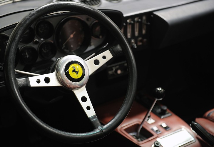 <b>Ferrari vs Lamborghini</b>
<br></br>
Ferrari S.p.A.
<br></br>
Rok zał.: 1929
<br></br>
Siedziba: Maranello, Włochy 
<br></br>
Automobili Lamborghini S.p.A.
<br></br>
Rok zał.: 1963
<br></br>
Siedziba: Sant'Agata Bolognese, Włochy
<br></br>
Luksusowe, sportowe, elitarne – supersamochody z fabryk Ferrari i Lambroghini to klasa sama w sobie, symbole zamożności.  Enzo Ferrari zwany 