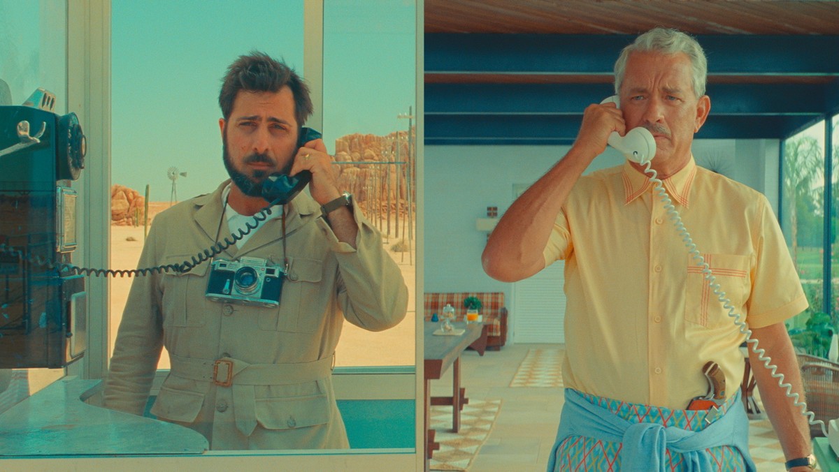 Jason Schwartzman i Tom Hanks w filmie „Asteroid City