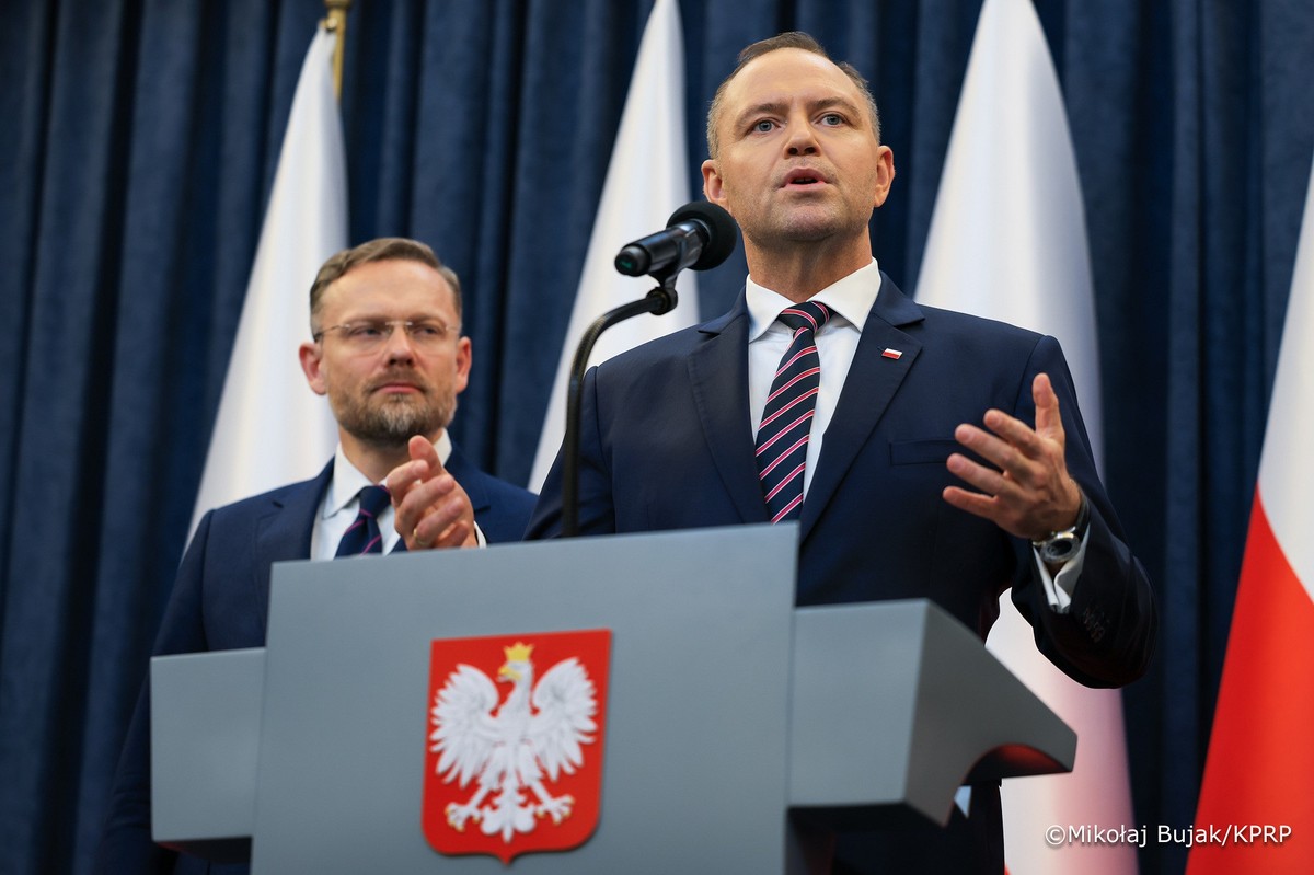 Prezydent Karol Nawrocki, w tle Zbigniew Bogucki, 12 listopada 2025 r.