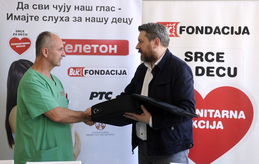 Dr Nedžib Numanović prima aparat za skrining sluha