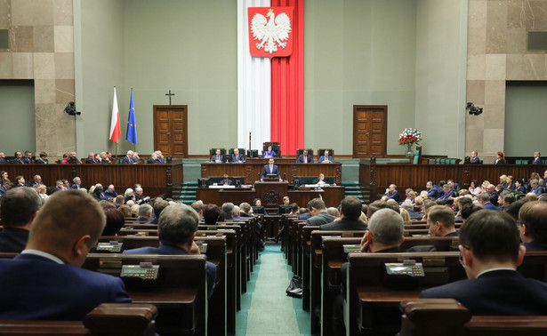 Premier Morawiecki z sejmowym wotum zaufania. Wsparło go... dwoje posłów KO