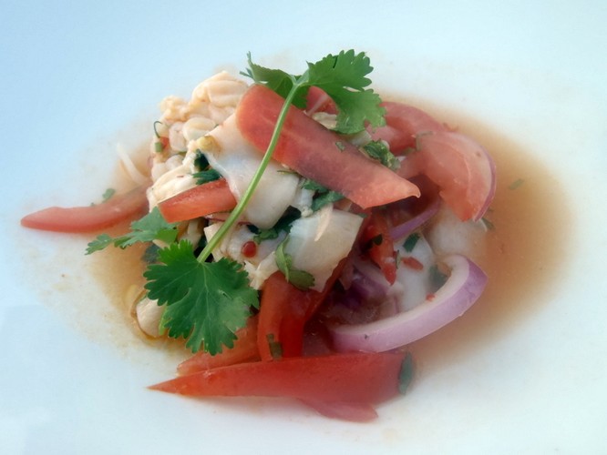 Belize, a dokładnie miasto San Pedro to idealne miejsce, w którym można posmakować lokalnego przysmaku, którym jest conch ceviche – czyli talerz owoców morza, surowej, marynowanej ryby w kwaśnym soku cytryny lub limonki. Całość jest doprawiona papryczką chili oraz kolendrą.