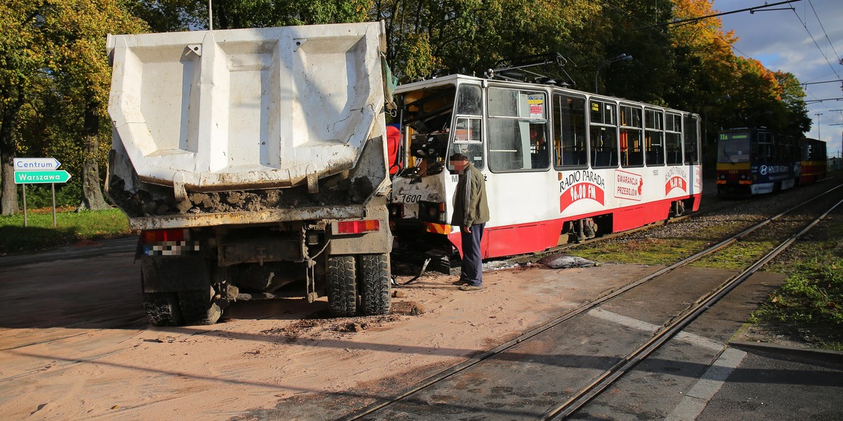 Wypadek tramwaju z ciężarówką 