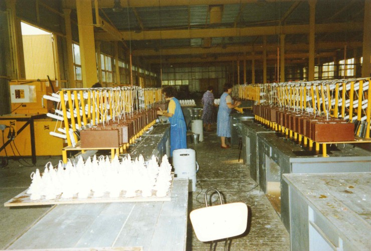 Początki wyglądały niepozornie. W małym zakładzie w Wieluniu kilka kobiet tworzyło małe rękodzieła. Do mieszania i spieniania parafiny firma wykorzystywała pralkę „Frania”. Zawartość odlewano w foremki, zdobiono i wysyłano do Niemiec.