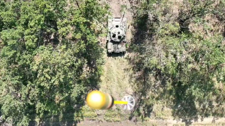Ukraiński dron zrzuca bombę na rosyjski czołg. 
