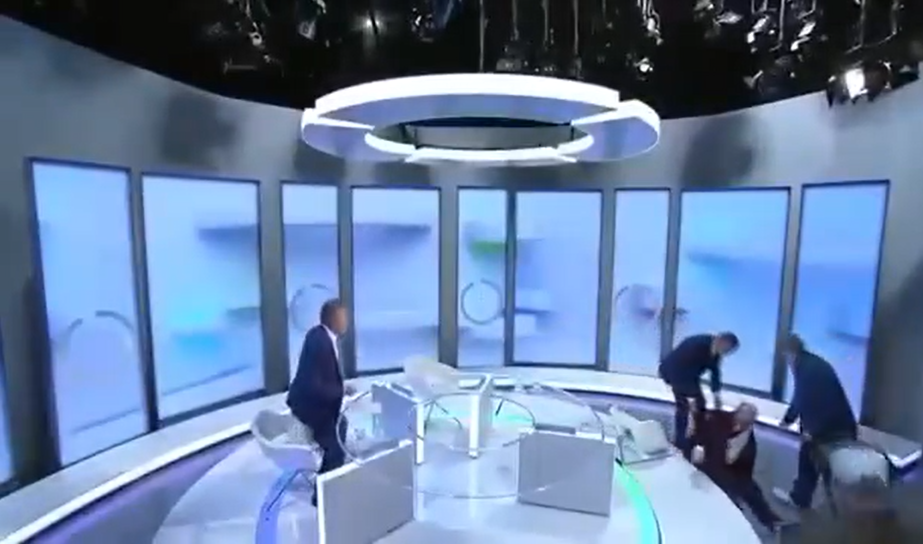 Poslanec Národnej rady (NR) SR Rudolf Huliak (SNS) sa prevrátil na stoličke.