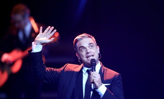 Spevák Robbie Williams.