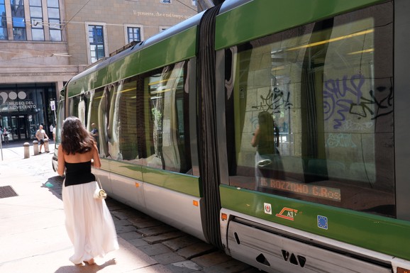 Vozači tramvaja u Milanu pod istragom: Delili fotografije putnica u grupi, seksistički i vulgarno komentarisali njihov izgled