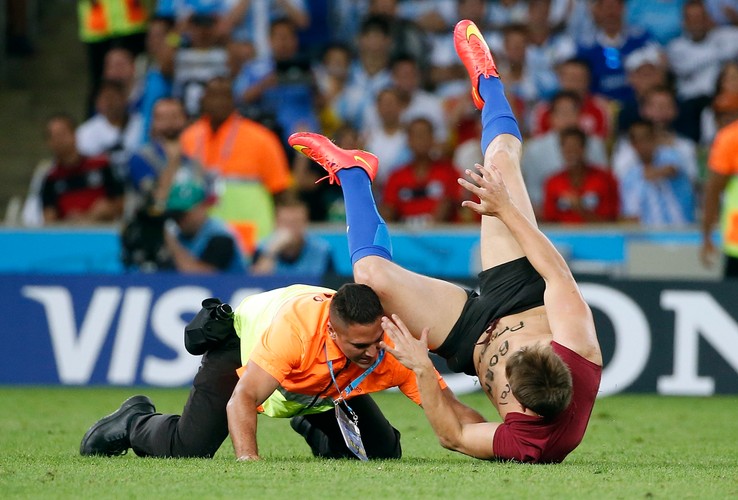 Półnagi kibic wtargnął na murawę w czasie finału mundialu Argentyna - Niemcy