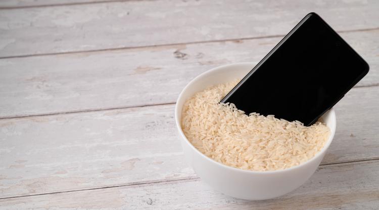 Telefon egy tál rizsben