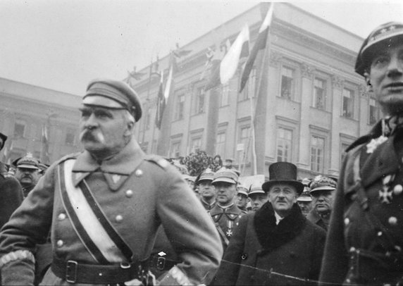 Marszałek Józef Piłsudski i ppłk Józef Beck obserwują pokazy korpusu oficerskiego na placu Saskim. W tle Pałac Saski. Obchody święta 11 listopada w 1929 r.