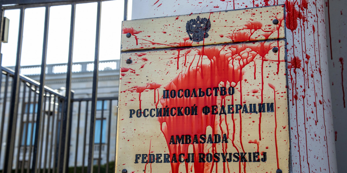 Aktywiści Lotnej Brygady Opozycji oblali czerwoną farbą bramę Ambasady Rosji w Warszawie w antywojennym proteście.