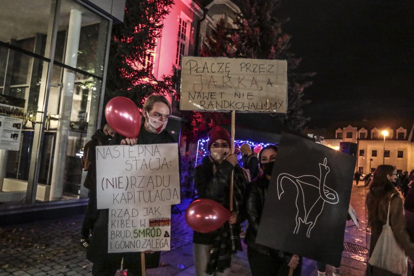 Emocje sięgają zenitu. Masowe protesty po wyroku ws. aborcji kontra apel premiera