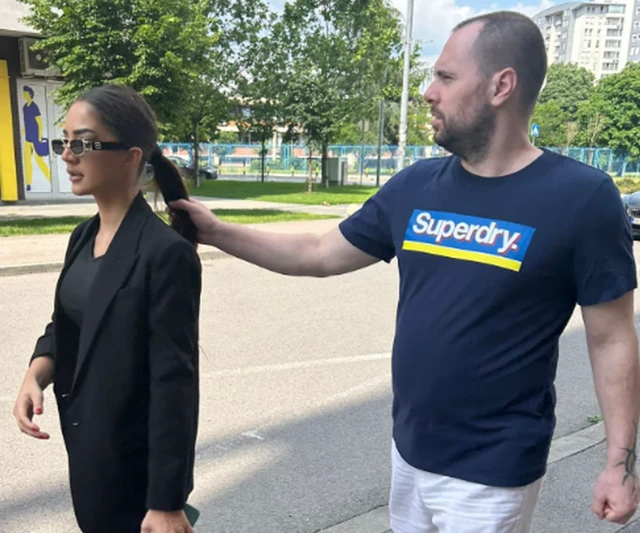 Ljubila mu prljava stopala, javnost bila zgrožena šta je radila pred kamerama