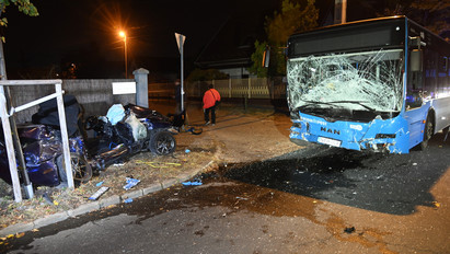 Megrázó képek érkeztek az éjjeli csepeli halálos balesetről: felismerhetetlenné roncsolta a busz a személyautót