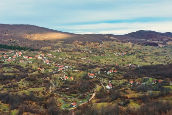Ukida se opština čiji načelnik zarađuje 3.300 evra mesečno! Meštani u transu: "Samo da se rešimo domaćih uhleba", evo šta se dešava u komšiluku