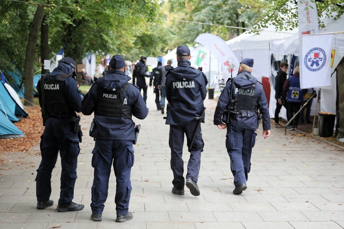 Patrol policji w tzw. "białym miasteczku" przed siedzibą Kancelarii Prezesa Rady Ministrów w Warszawie
