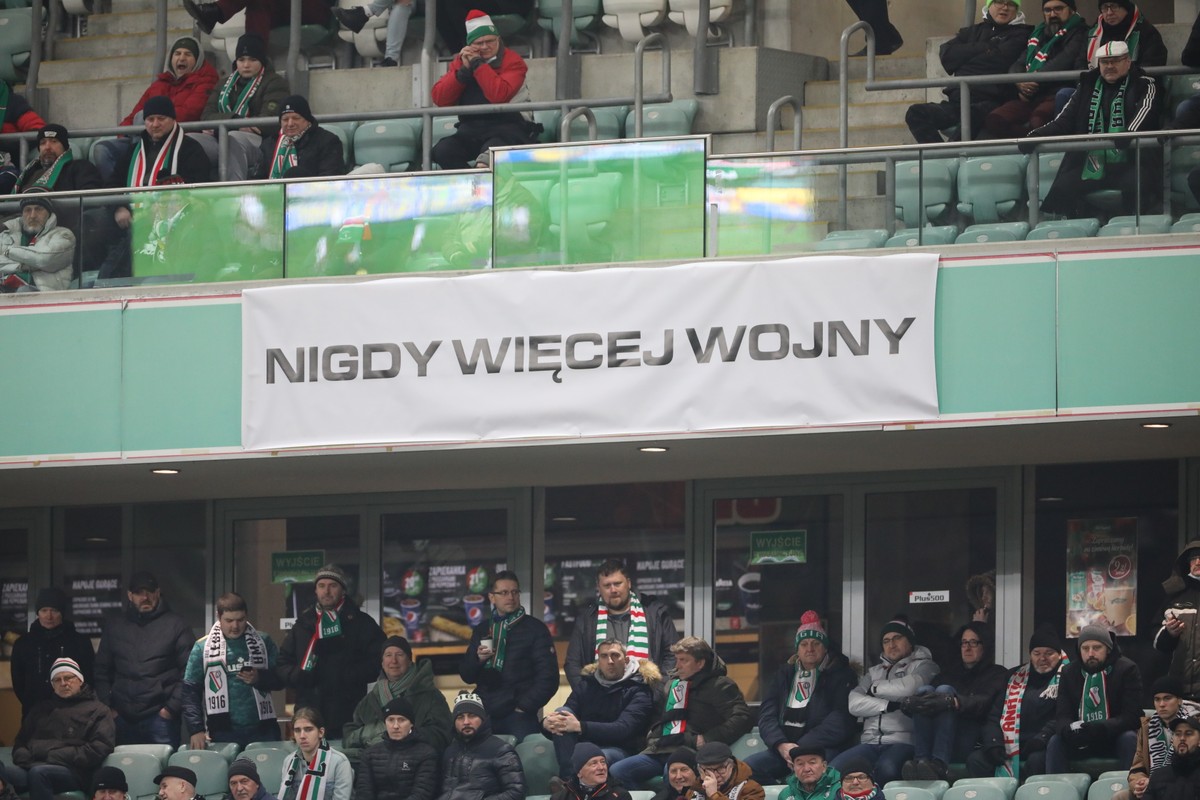 Trybuny stadionu Legii Warszawa z antywojennym banerem podczas ćwierćfinałowego meczu piłkarskiego Pucharu Polski z Górnikiem Łęczna