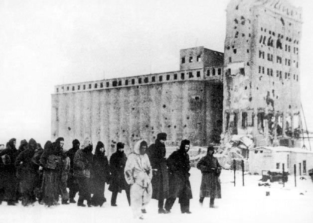 Niemieccy żołnierze odprowadzani do obozu jenieckiego w Stalingradzie, 1943 rok (domena publiczna)