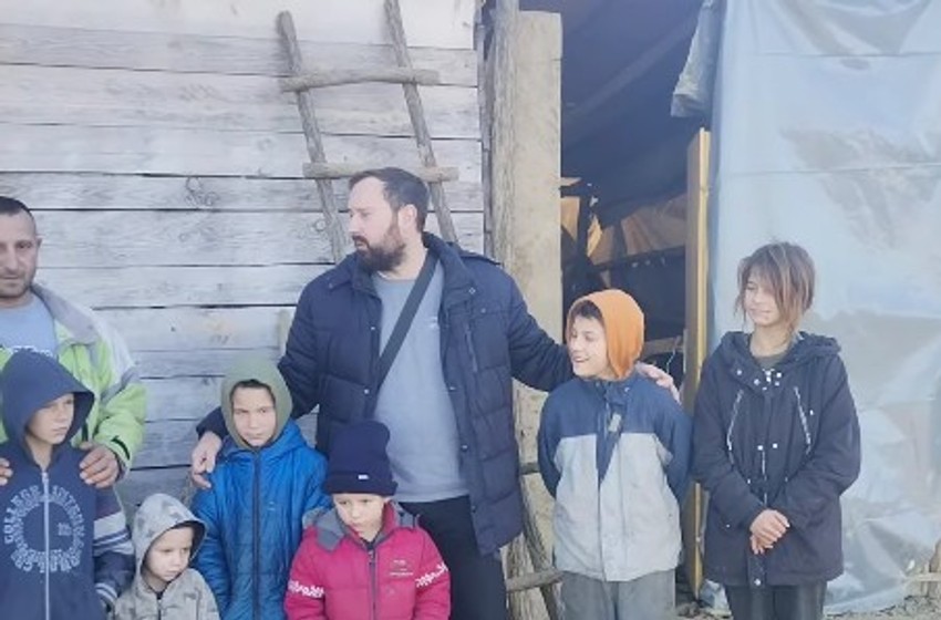Višečlana porodica Bojiž živi u kući od dasaka promera 6 sa 4 metra