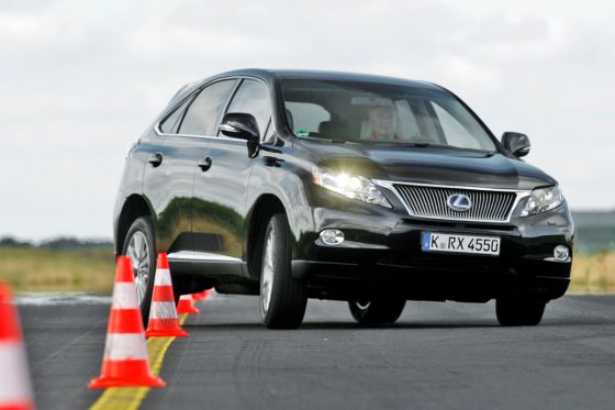 Lexus RX 450h Impression Line: SUV, 3,5 l benzyna/silnik elektryczny(299 KM), droga hamowania w teście: 41,2 metrów.