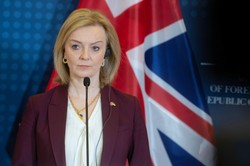 Szefowa brytyjskiego MSZ: Musimy zaostrzyć sankcje na Putina